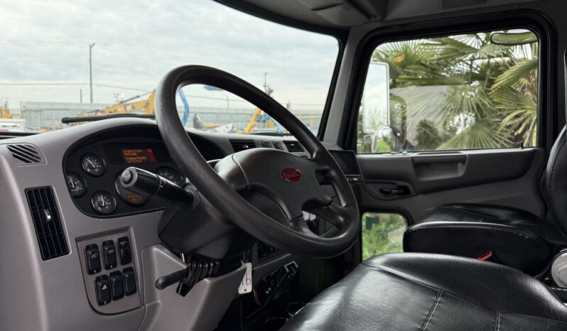 
								2016 Peterbilt 348 full									