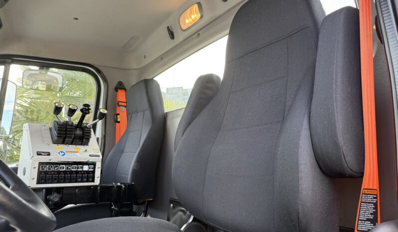 
								2016 Freightliner 108SD full									