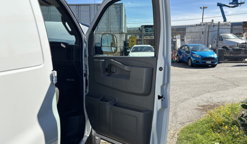
								2019 GMC Savana full									