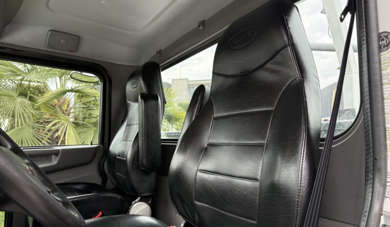 
								2016 Peterbilt 348 full									