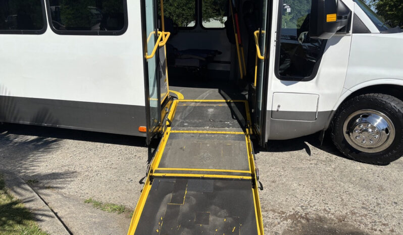 
								2017 Chevrolet Express 4500 full									