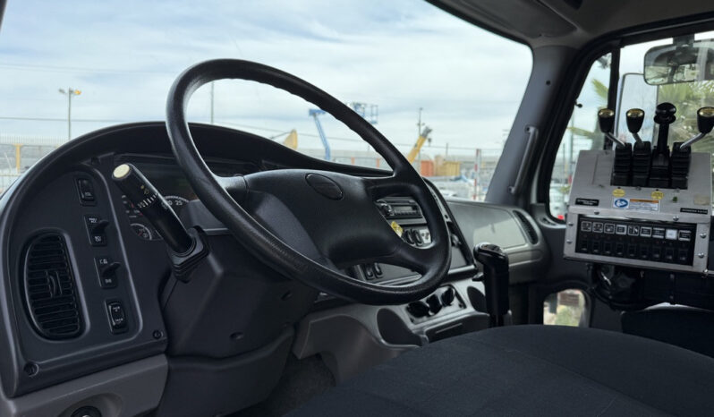 
								2016 Freightliner 108SD full									