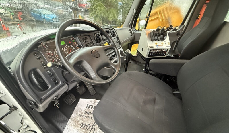 
								2016 Freightliner 108SD full									
