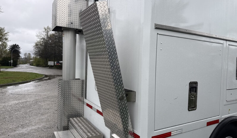 
								2011 Ford F650 full									