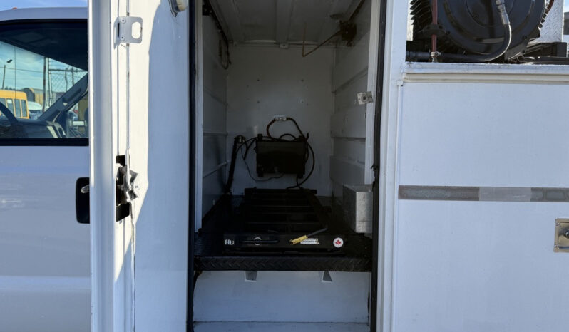 
								2009 Ford F-550 full									