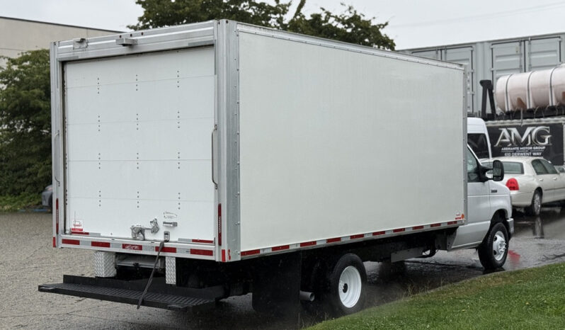 
								2022 Ford E-450 Super Duty full									