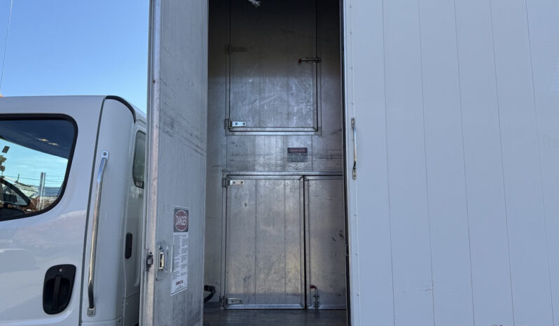 
								2011 Freightliner M2 106 full									