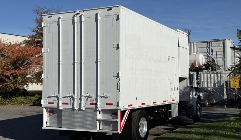 
								2011 Freightliner M2 106 full									