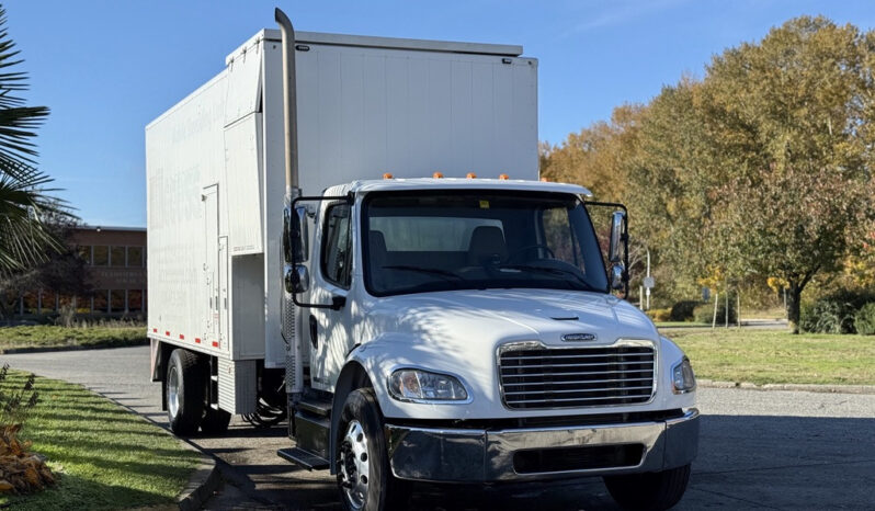 
								2011 Freightliner M2 106 full									