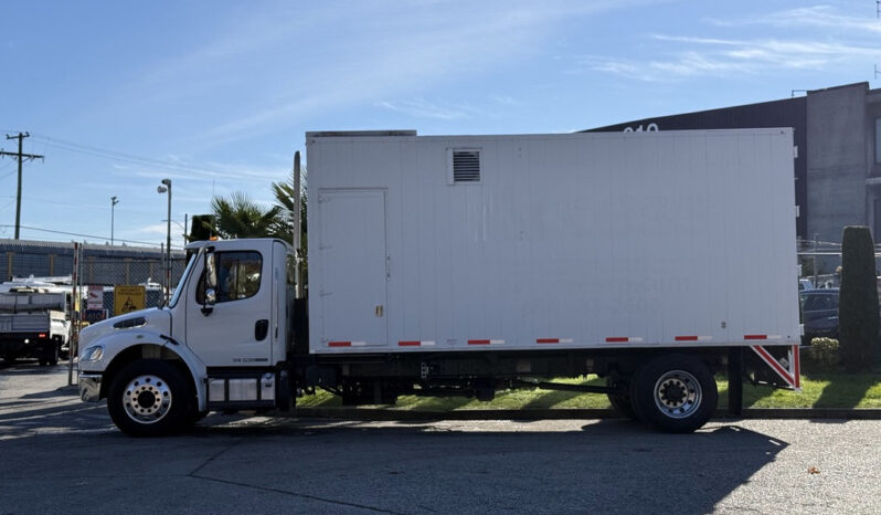 
								2011 Freightliner M2 106 full									