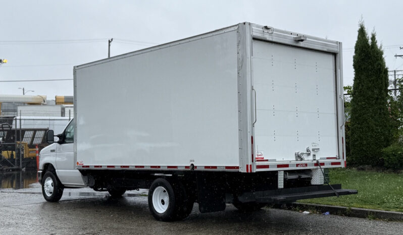 
								2022 Ford E-450 Super Duty full									