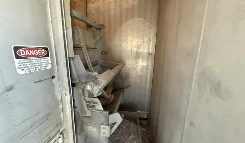 
								2011 Freightliner M2 106 full									