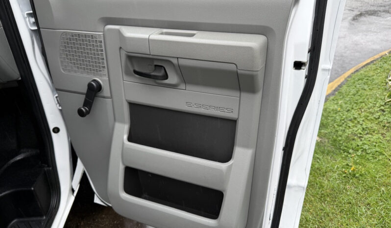 
								2022 Ford E-450 Super Duty full									