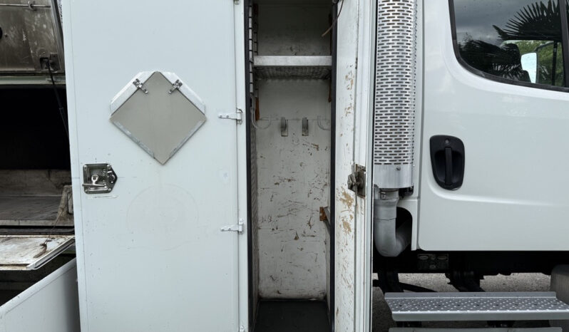 
								2005 Freightliner M2 106 full									
