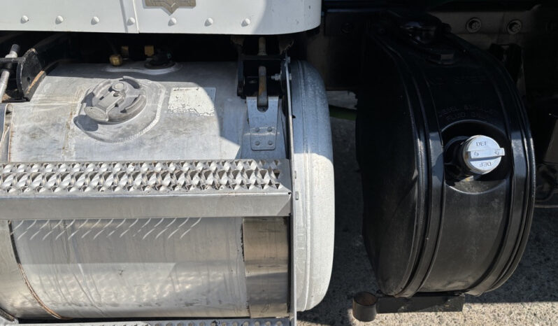 
								2015 Peterbilt 337 full									