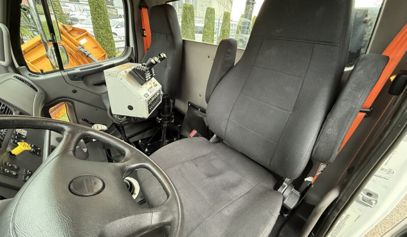 
								2016 Freightliner 108SD full									