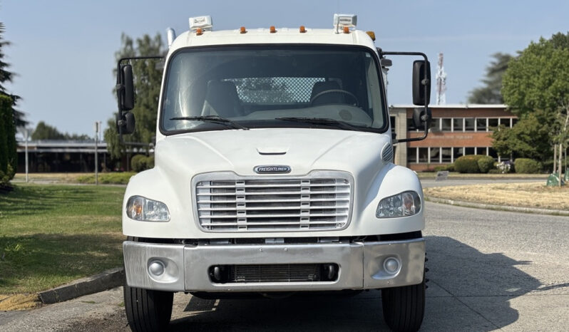 
								2004 Freightliner M2 106 full									