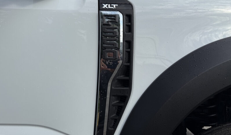 
								2023 Ford F-550 Super Duty full									
