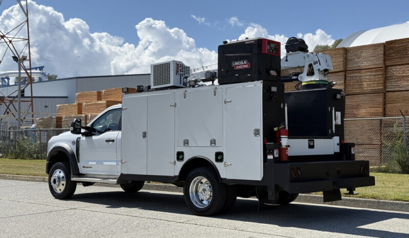
								2023 Ford F-550 Super Duty full									