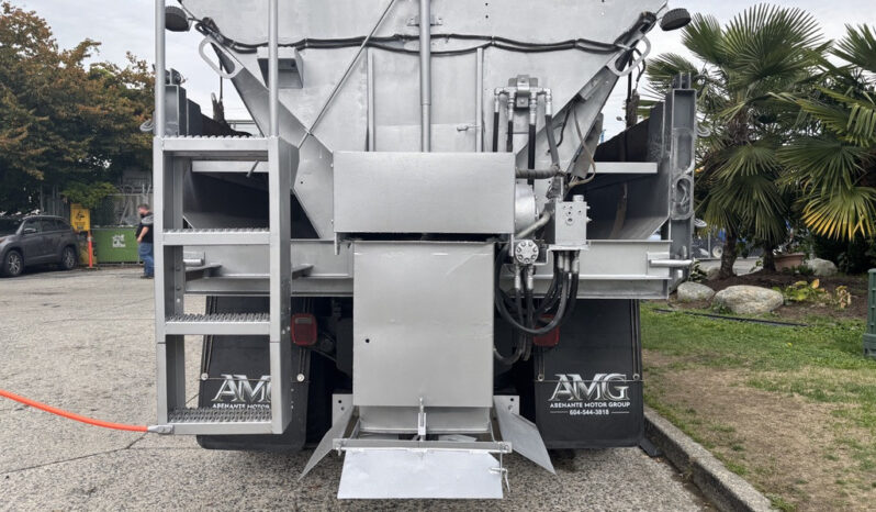 
								2006 Freightliner M2 106 full									