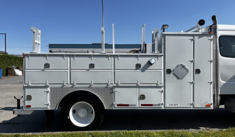 
								2004 Freightliner M2 106 full									