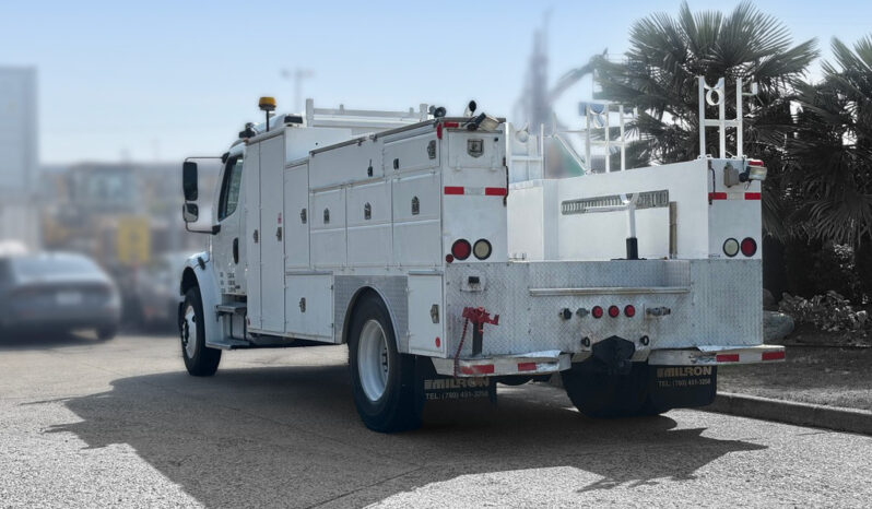 
								2004 Freightliner M2 106 full									