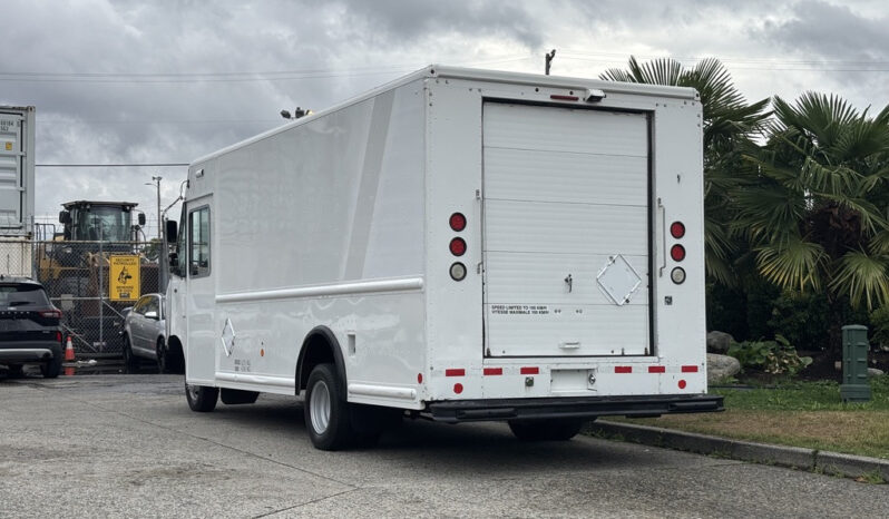 
								2011 Ford E-450 Super Duty full									
