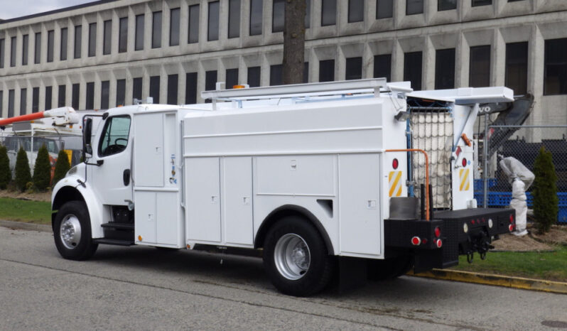 
								2006 Freightliner M2 106 full									