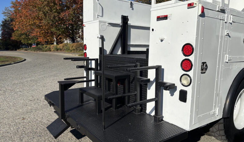 
								2005 Freightliner M2 106 full									