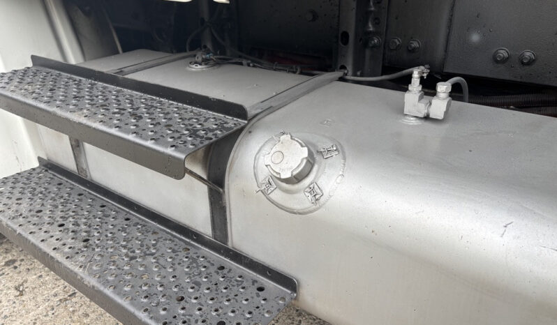 
								2006 Freightliner M2 106 full									