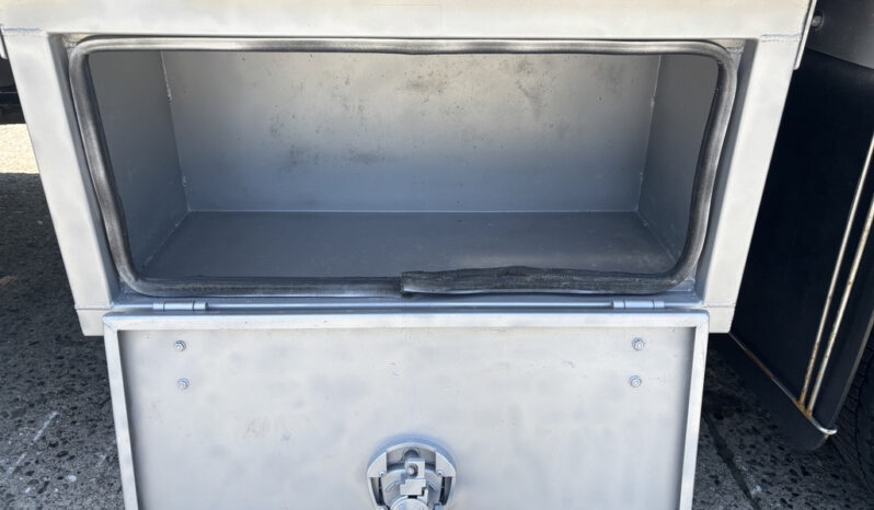 
								2022 Ford F-550 Super Duty full									