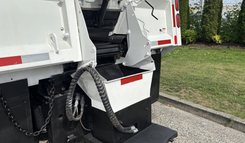 
								2013 International 7400 full									