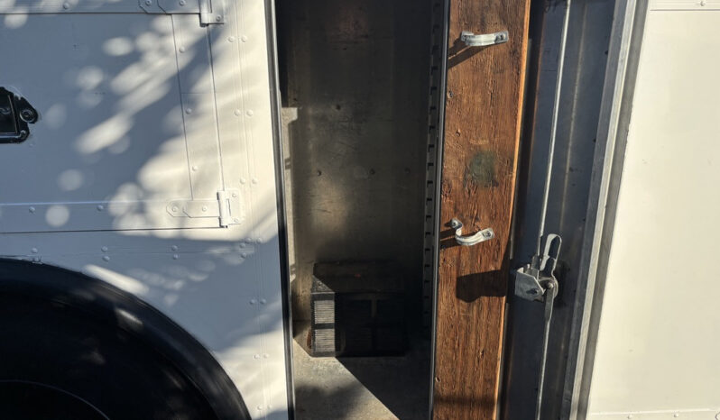 
								2006 Freightliner M2 106 full									