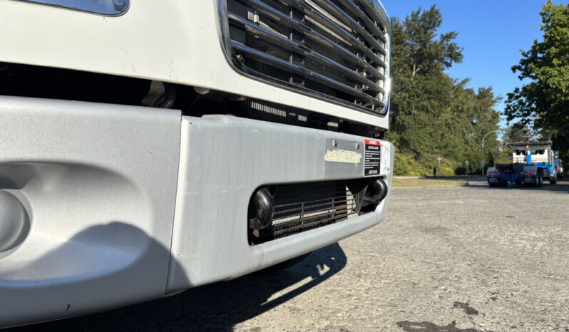 
								2006 Freightliner M2 106 full									