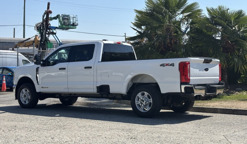 
								2023 Ford F-350 Super Duty full									