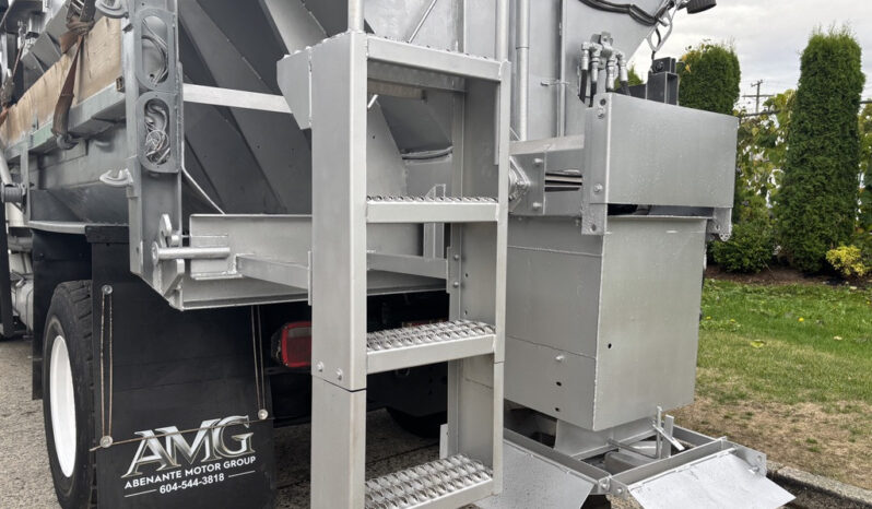 
								2006 Freightliner M2 106 full									