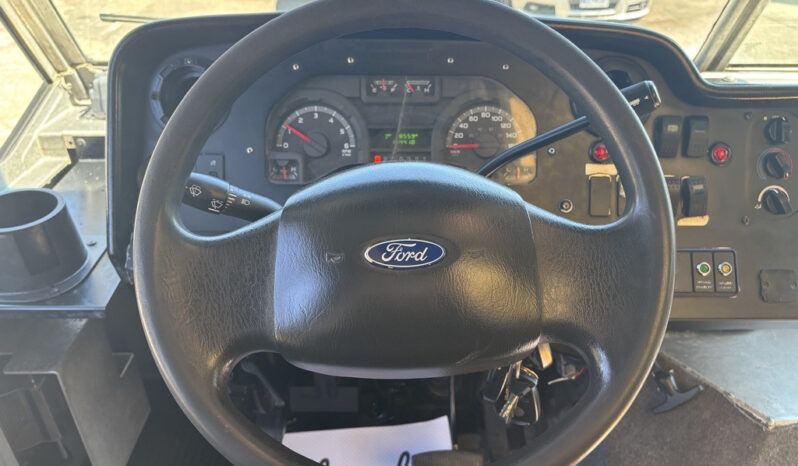 
								2011 Ford E-450 Super Duty full									