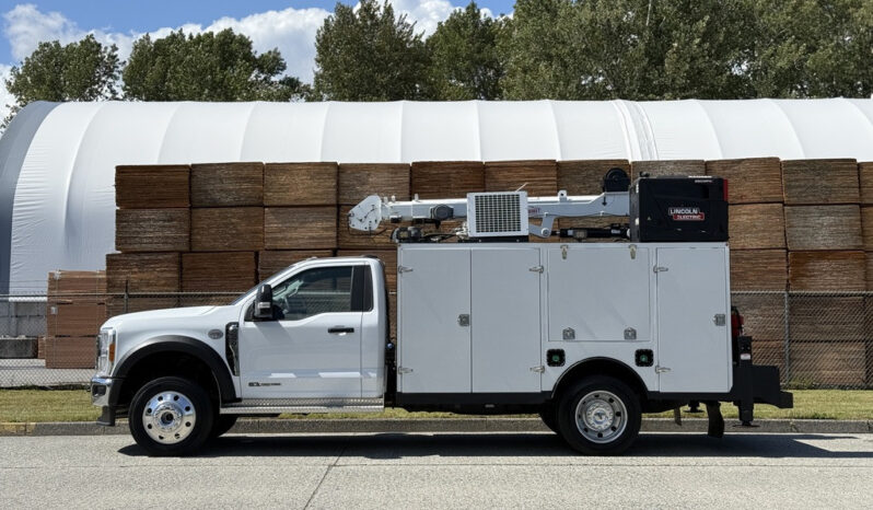 
								2023 Ford F-550 Super Duty full									
