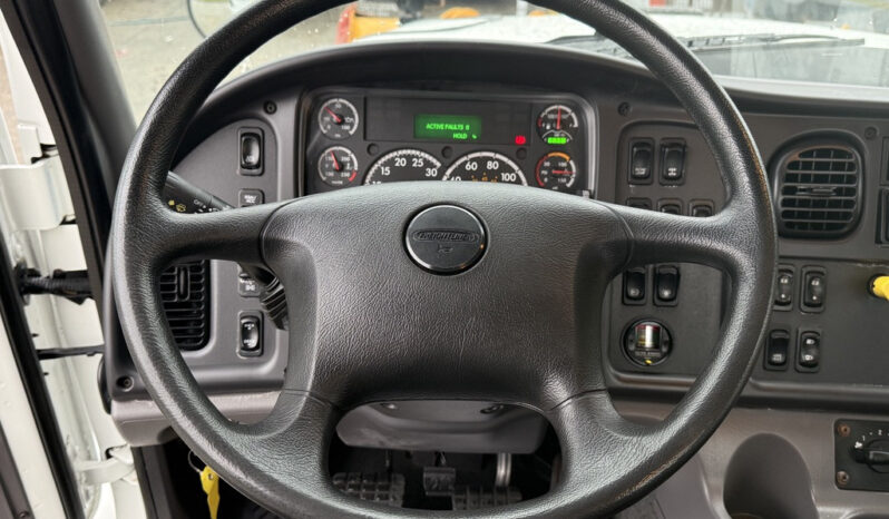 
								2016 Freightliner 108SD full									
