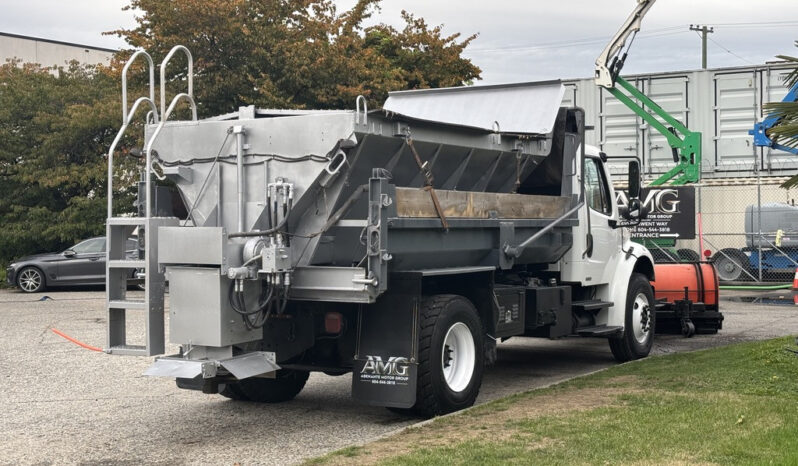 
								2006 Freightliner M2 106 full									