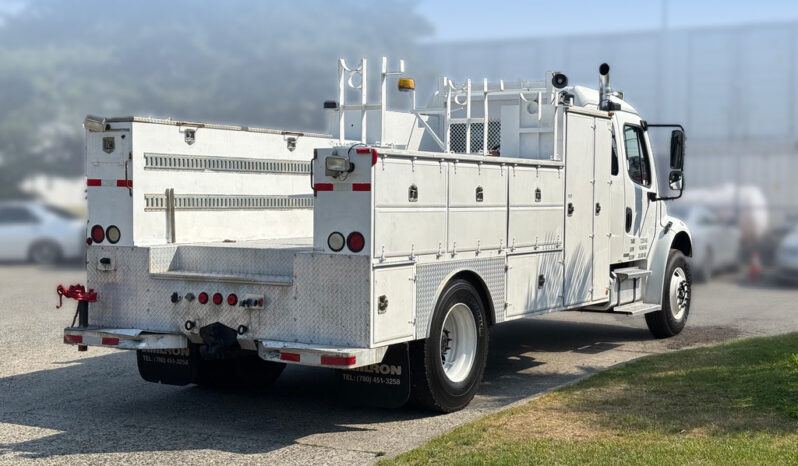 
								2004 Freightliner M2 106 full									