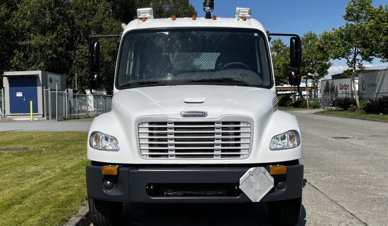 
								2004 Freightliner M2 106 full									