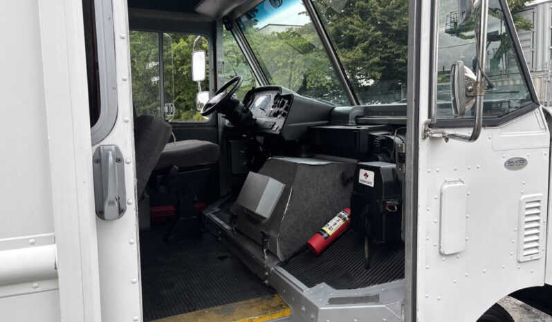 
								2011 Ford E-450 Super Duty full									