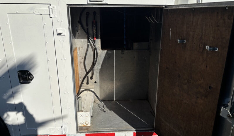 
								2006 Freightliner M2 106 full									