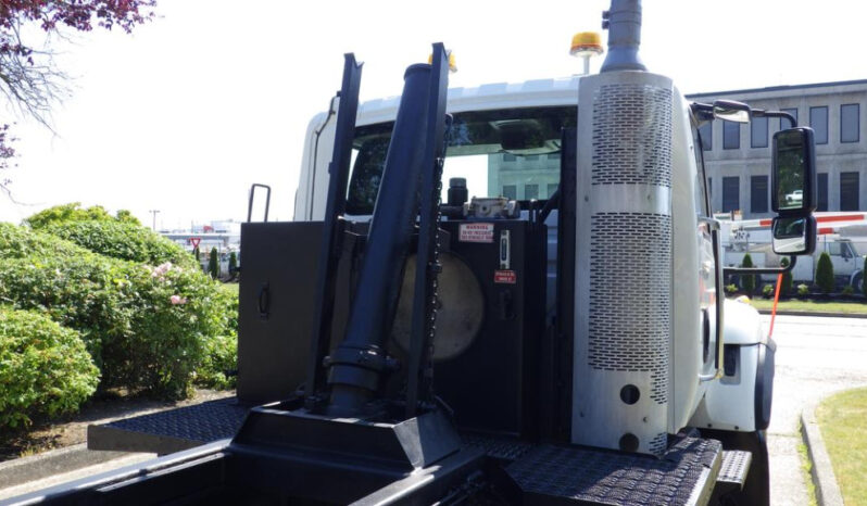 
								2013 International 7400 full									