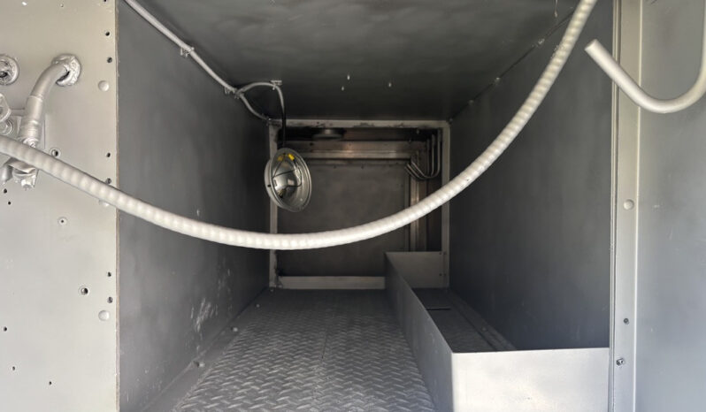 
								2005 Freightliner M2 106 full									