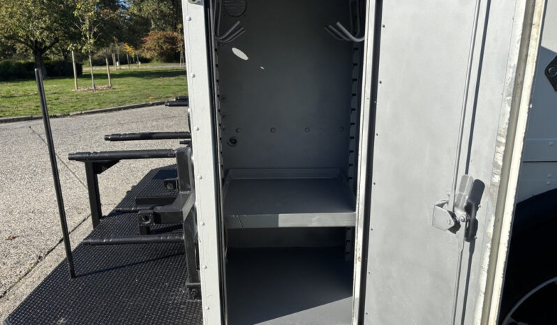 
								2005 Freightliner M2 106 full									