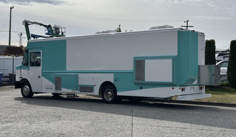 
								2020 Freightliner MT45 full									