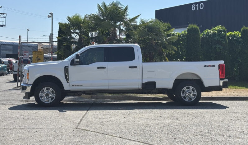 
								2023 Ford F-350 Super Duty full									