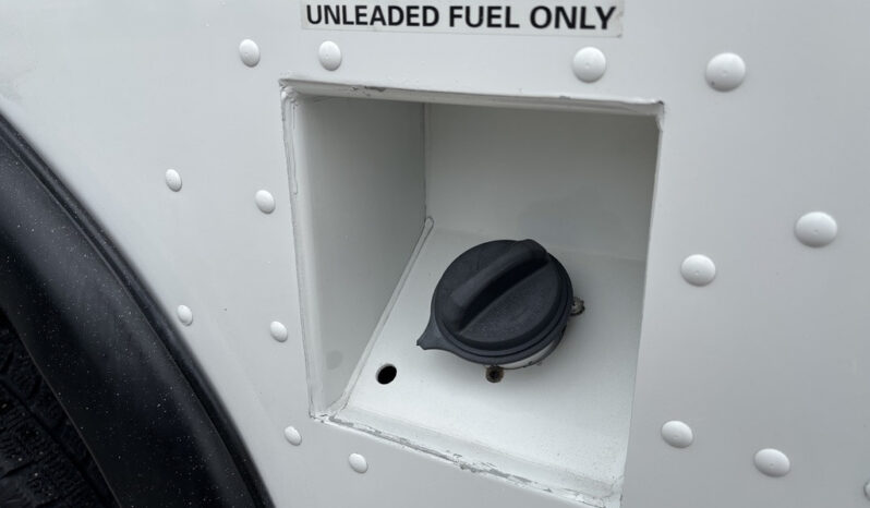 
								2011 Ford E-450 Super Duty full									